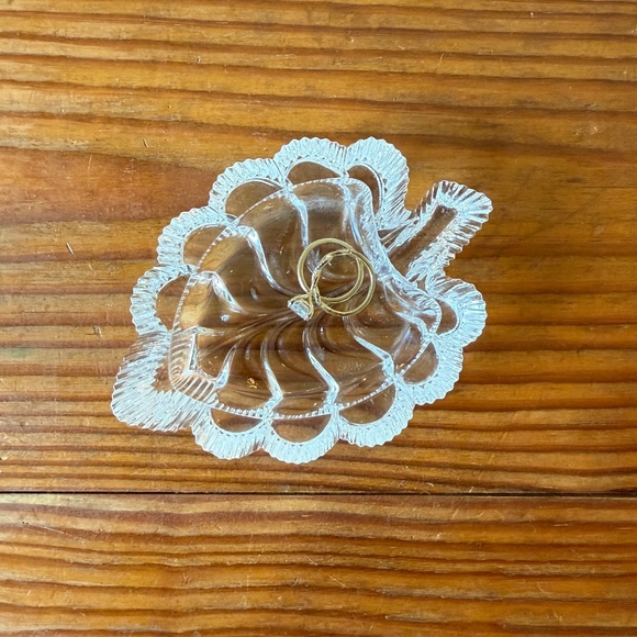 Vintage Glass Leaf Trinket Dish | Ribbed Detail | Ring Holder Catchall - Picture 12 of 14